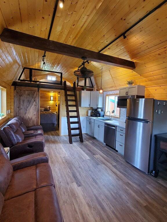 Cabane en bois pour 6 personnes, avec jardin et terrasse ainsi que jacuzzi et sauna, animaux acceptés dans Alaska - 4
