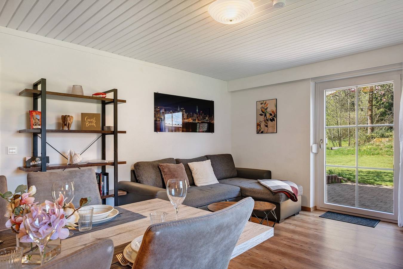 Ganze Wohnung, 'Idyllische Ferienwohnung Am Waldesrand' mit Privatterrasse, Gemeinschaftsgarten und Wi-Fi in Alpirsbach, Mittlerer Schwarzwald
