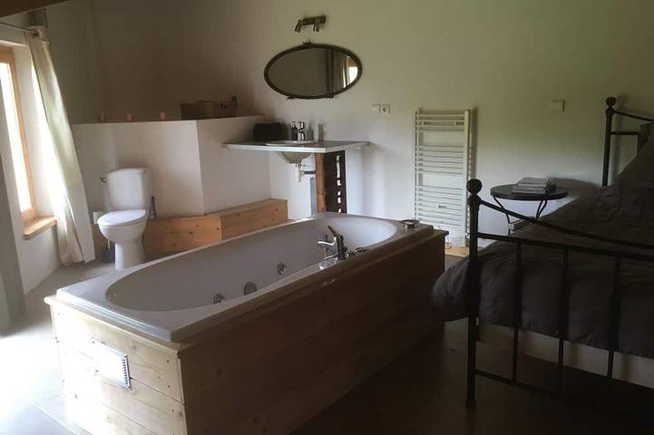 Location de vacances pour 14 personnes, avec jardin ainsi que jacuzzi et terrasse à Saint-Julien-Molin-Molette - 3