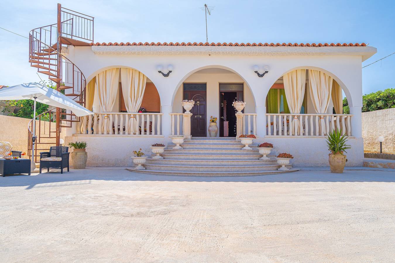 Ganze Wohnung, Ferienwohnung "La Casa Blu" mit Privater Terrasse und Gemeinschafsgarten in Cicirata, Avola