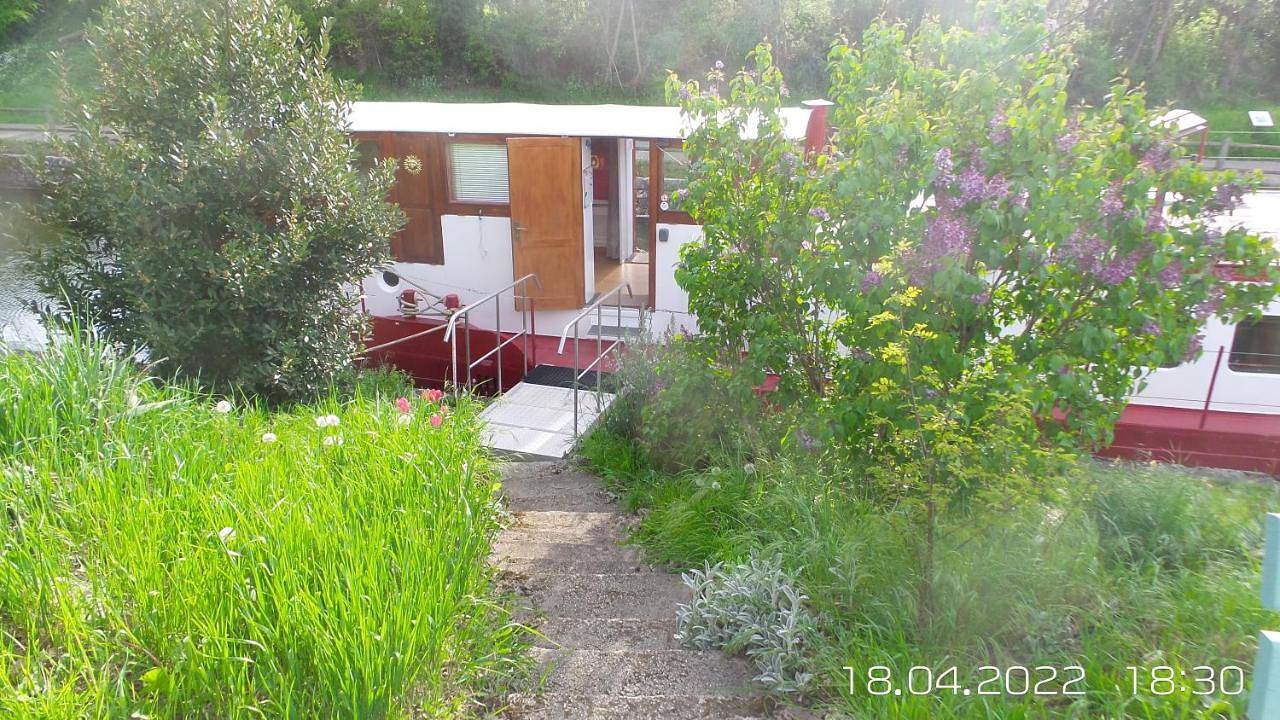 Family Cabin on Boat in Chagny, Région de Chalon-sur-Saône