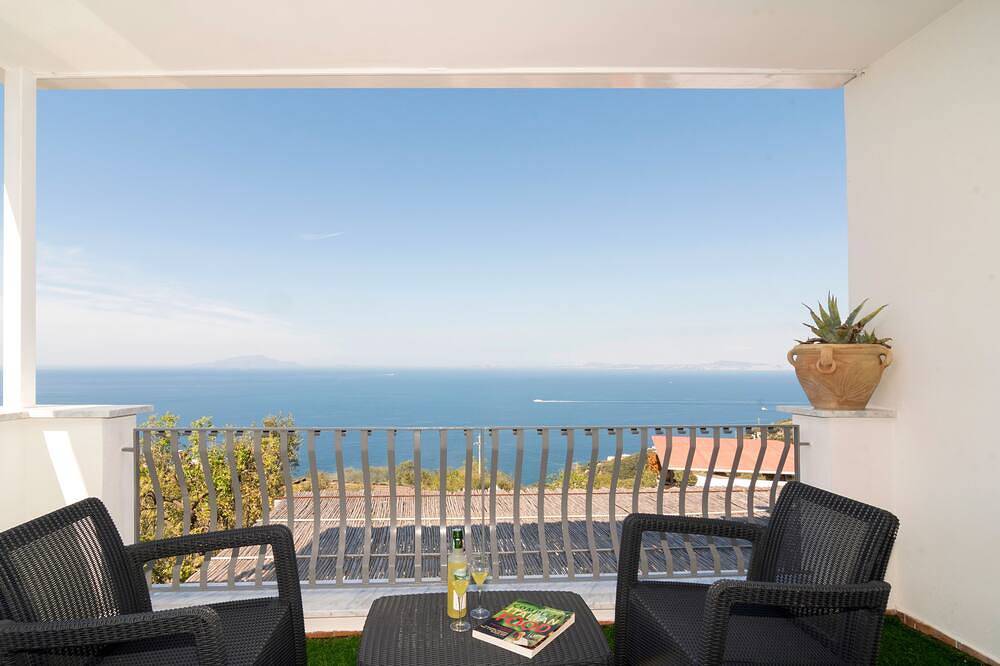 Ganze Wohnung, Newly refurbished spacious 2 bedroom apartment in Marciano with amazing sea view in Marciano, Neapel Provinz