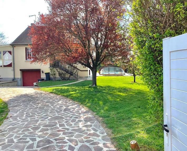 Gîte pour 8 personnes, avec piscine ainsi que jacuzzi et jardin dans Jaulnes
