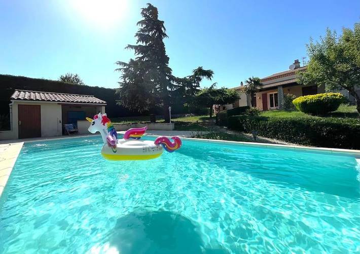 Location de vacances pour 6 personnes, avec jardin ainsi que piscine et vue à Savasse