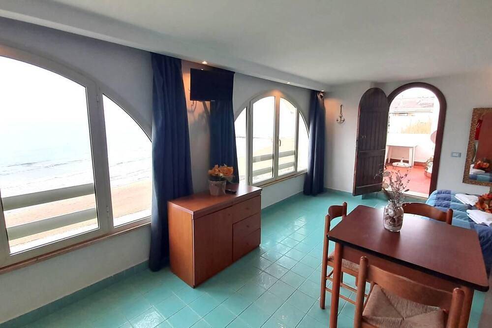 Studio, sea front, terrace, private beach access (Orchidea) in Anzio, Rom Provinz