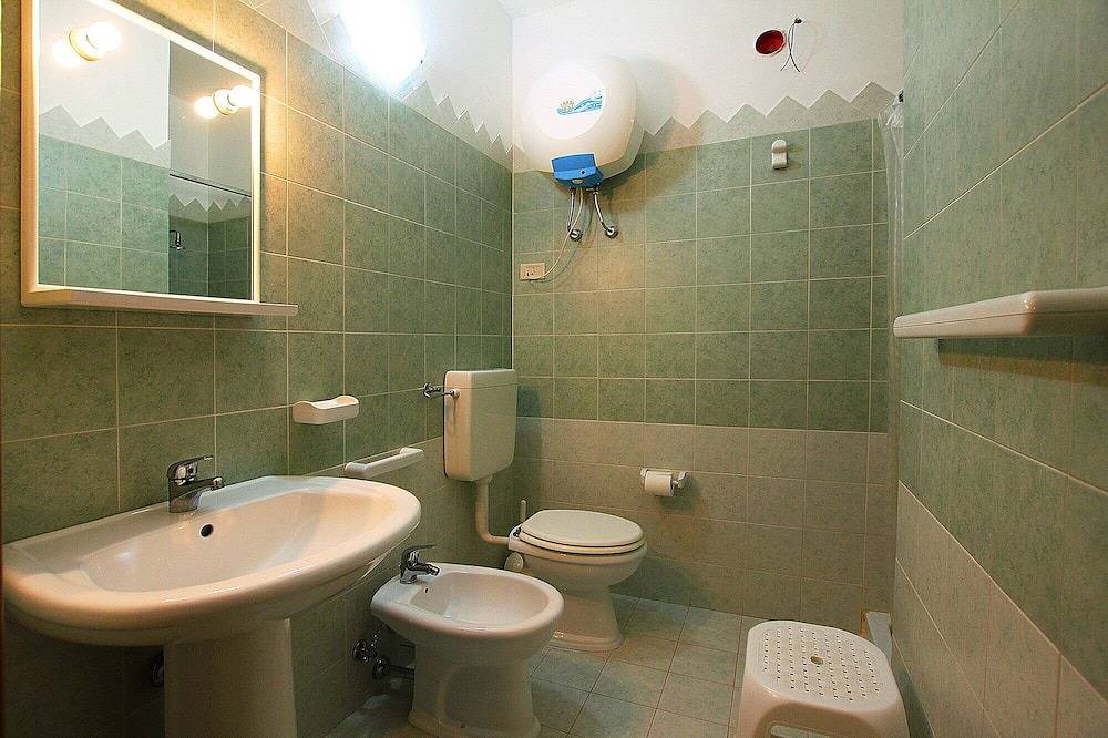 Appartamento intero, 4 camere da letto, 2 bagni, vicino al mare, terrazza, Wi-Fi, A/C, piscina in Contrada Pistavecchia, Provincia di Palermo