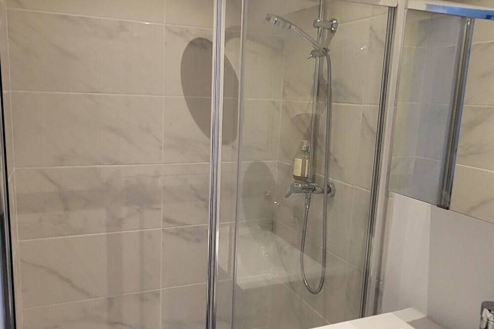 Entire apartment, Studio Saint Maximin with exterior, parking space and near downtown in Saint-Maximin-la-Sainte-Baume, Brignoles region