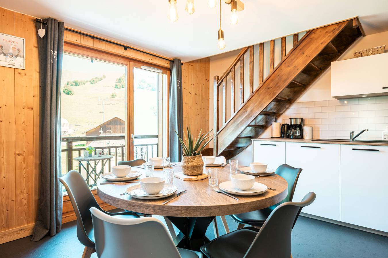 Entire apartment, Apartment 'Charmant Duplex Au Pied Des Pistes' with Mountain View, Balcony and Wi-Fi in Col du Mollard, Albiez-Montrond