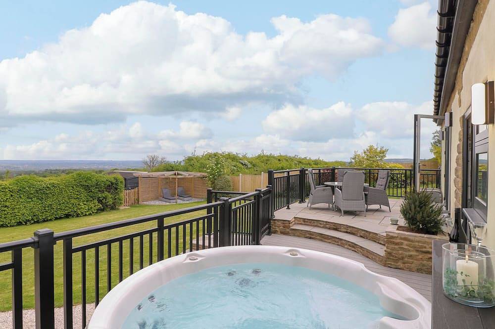 Highview Stables, pet friendly, with hot tub in Chesterfield in Derbyshire