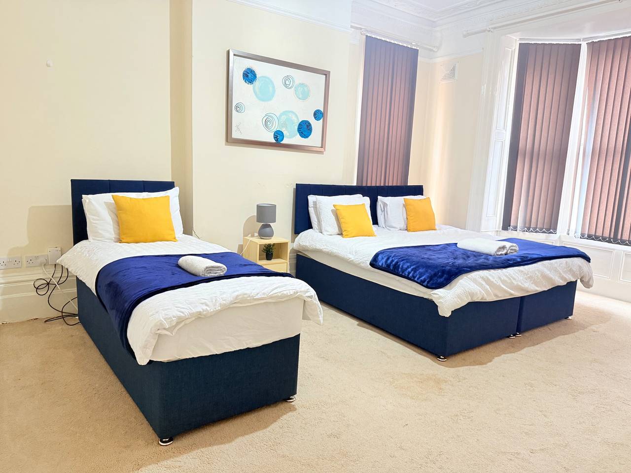 Entire holiday apartment, 1 Bed Flat - Sleeps 5 - Parking - Wifi in Leicester, Heart of England