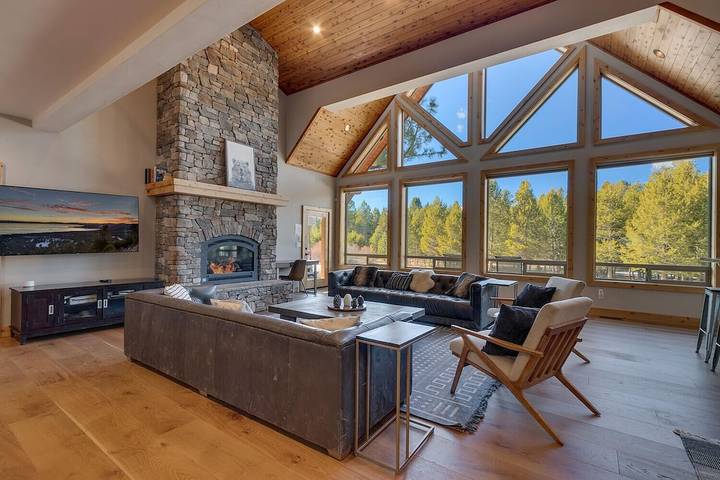 Vacation home for 12 people, with hot tub and balcony as well as yard in South Lake Tahoe