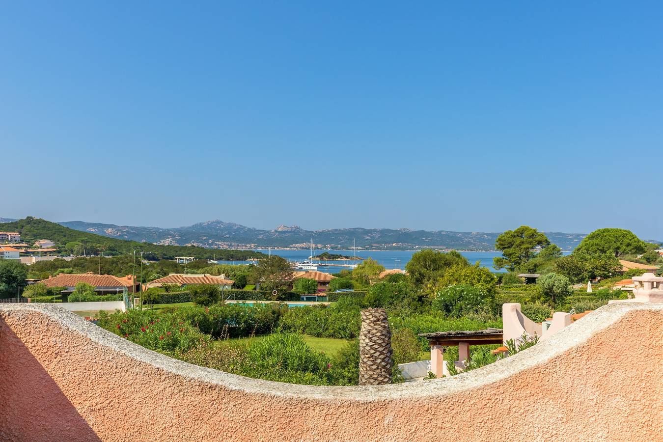 Villetta Amelie a Baja Sardinia mit Klimaanlage, Garten, Terrassen und Pool in Baja Sardinia, Arzachena