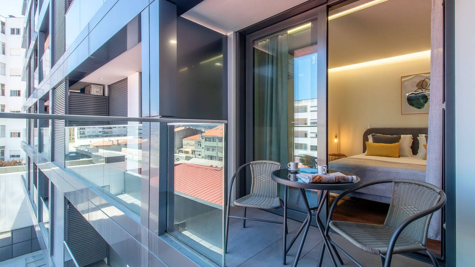 Apartamento inteiro, Central Gaia 1Br Flat w/ Balcony by Lovelystay in Mafamude e Vilar do Paraíso, Distrito do Porto