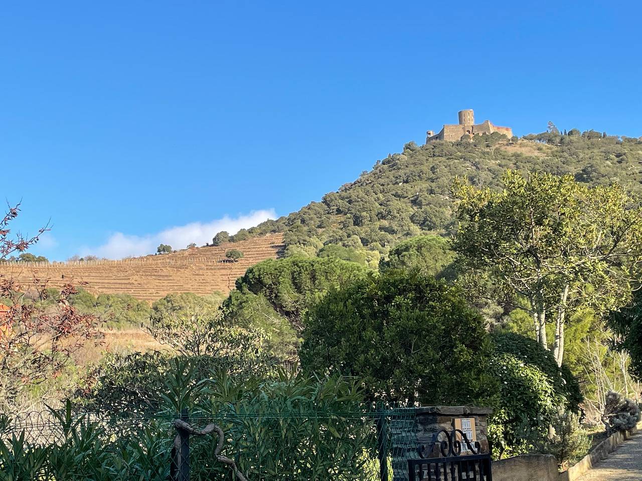 Entire apartment, T2 Apartment with Terrace and Private Parking near the Beach in La Côte Vermeille, Collioure
