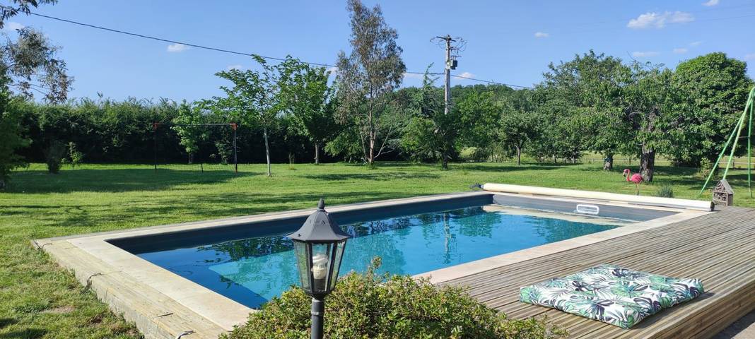 Gîte pour 12 personnes, avec jardin ainsi que terrasse et piscine