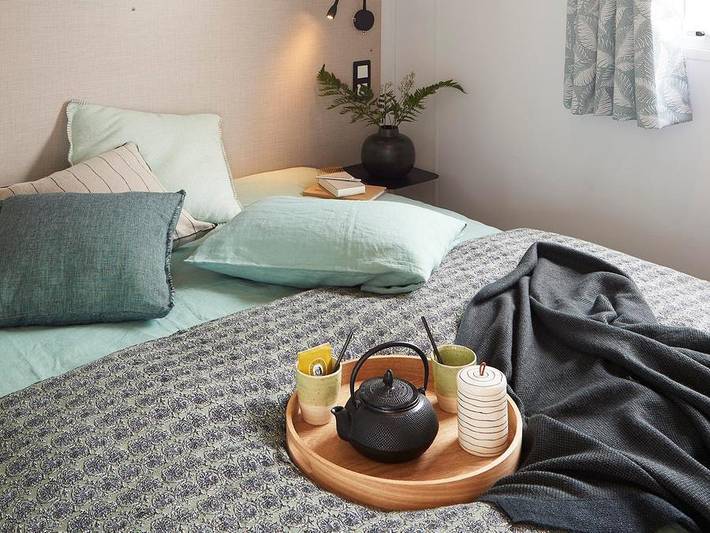 Flower Camping de Mars - Mobilheim 6 personen - Mobilheim 35m² Premium / 3 Zimmer + Tv + Lv + Klima + Überdachte Terrasse 6 Pers. in Cordelle, Roanne und Umgebung