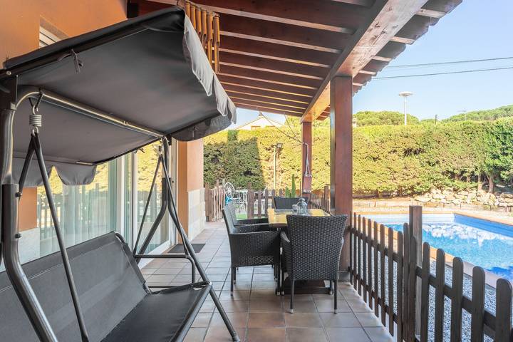 Villa 'Sol' con vistas a la montaña, Wi-Fi y aire acondicionado in Llagostera, Costa Brava