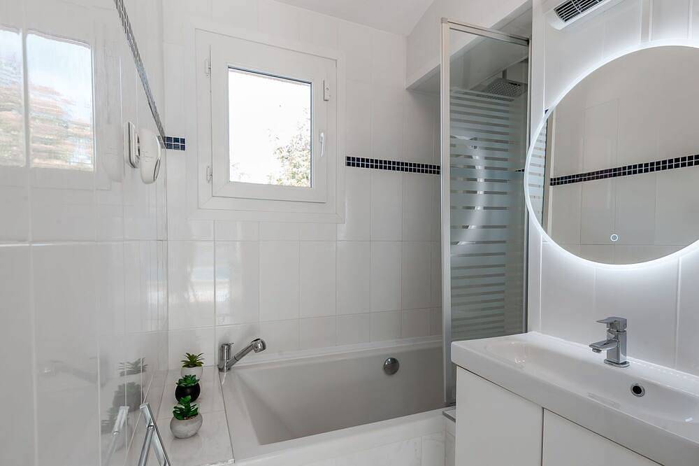 Alleinstehendes Ferienhaus mit Klimaanlage,  W-Lan, Whirlpool, privatem Pool, Tv, Innenhof in Caumont-sur-Durance, Vaucluse