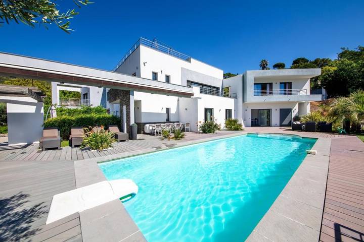 Chambre d’hôte pour 2 personnes, avec Terrasse et Jardin ainsi que Piscine et Vue