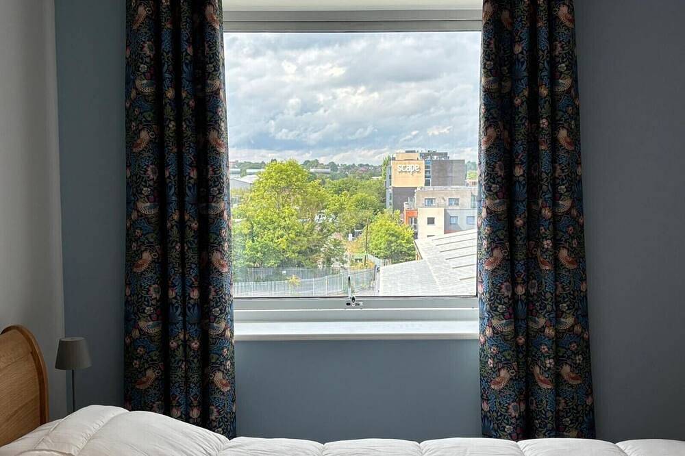Entire apartment, In the heart of Guildford and the Surrey Downs, 35 minutes by train from London in Guildford, Surrey