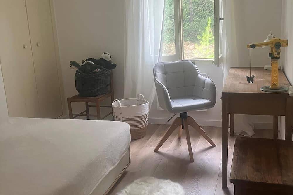 Maison \"détente\" sur 1, 5 hectars sous colline boisée, avec équipements de sport in Lauris, Parc naturel régional du Luberon