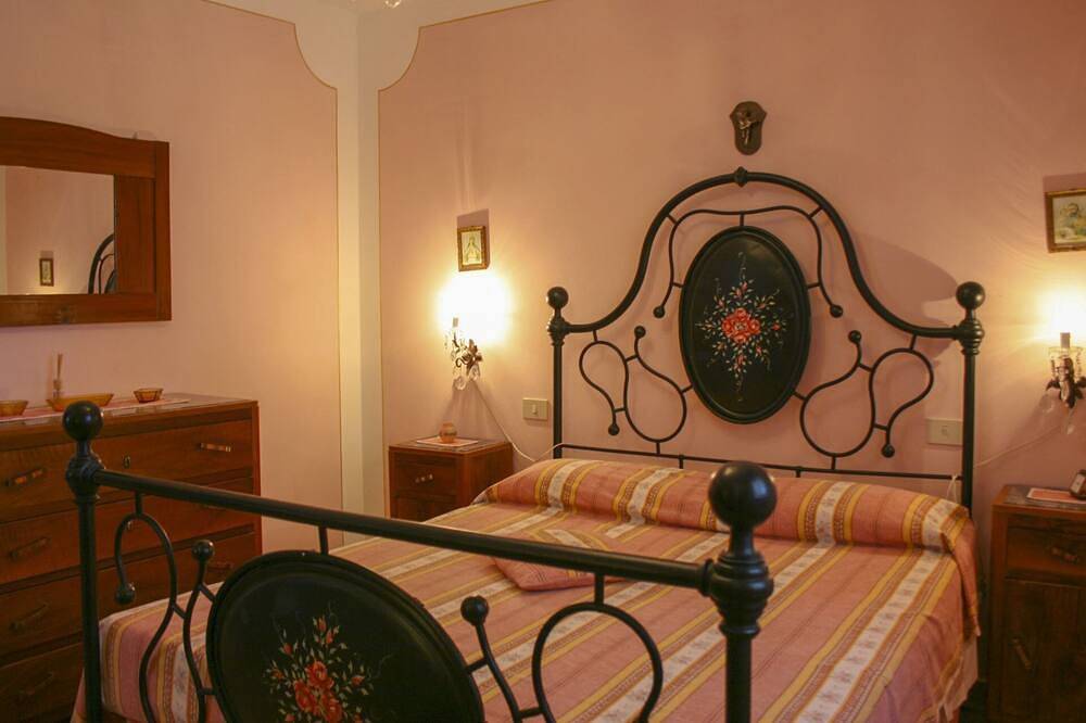 Panoramic villa surrounded by vineyards and olive groves, 5 km from Montepulciano and Torrita di Sie in Montepulciano, Siena Province