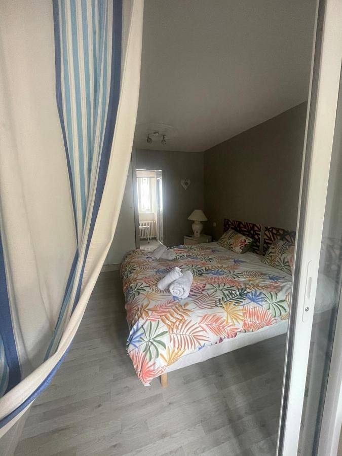 Gîte pour 2 personnes, avec Terrasse et Piscine à La Porcherie - 3