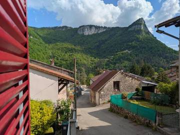 Gîte pour 6 personnes, avec vue et jardin dans Tenay