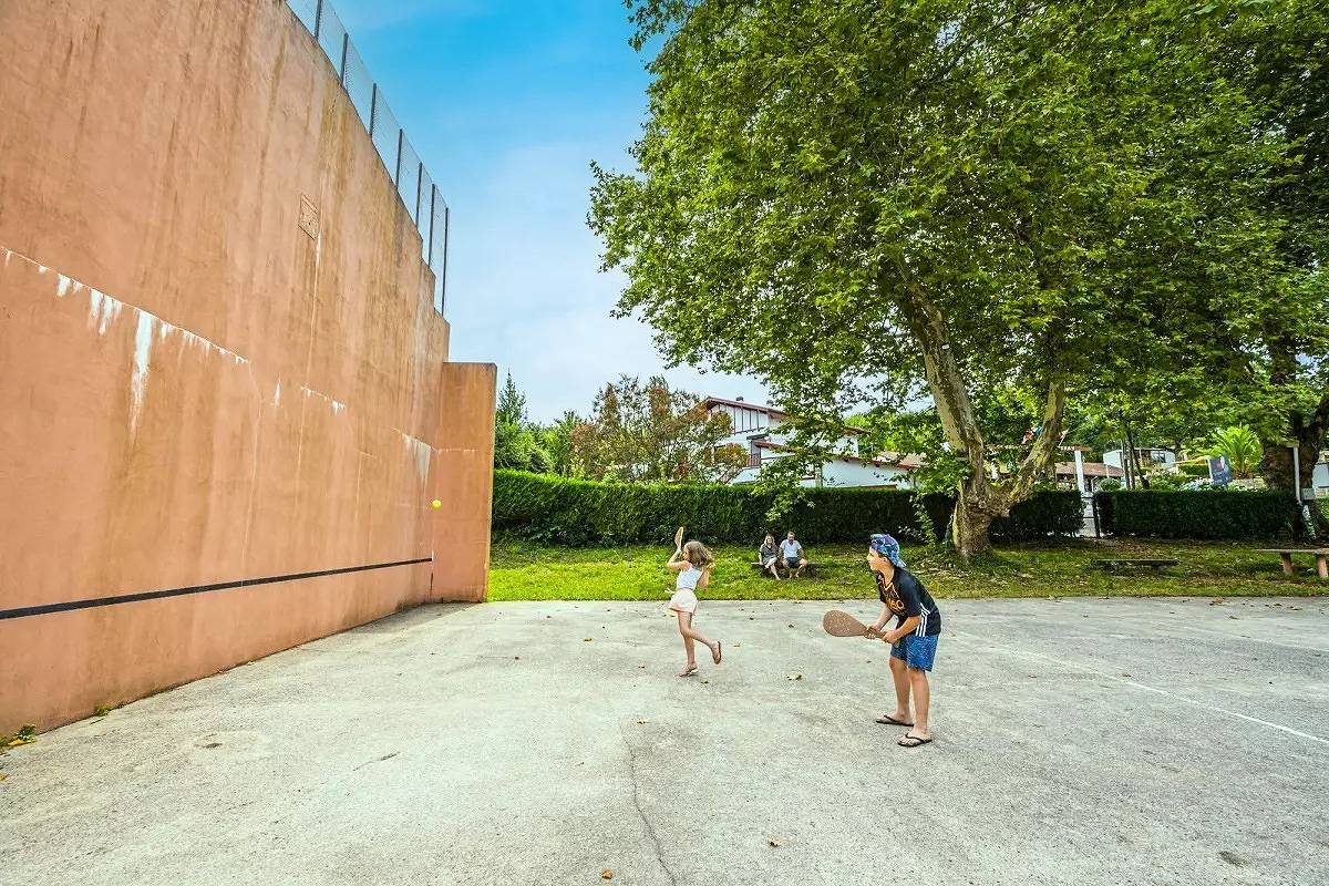 Mobil-Home Loggia Bay 3 Rooms 4/5 People (4 adults + 1 child -12 years) Air-conditioned + Tv in Urrugne, Bayonne region