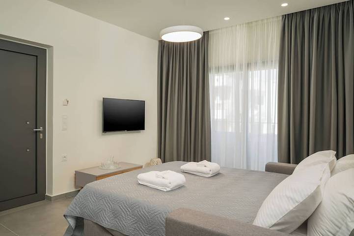 Appartement entier, Athina Suite 1 chambres 1 salle de bain avec piscine extérieure Platanias, Chania in Plataniás, Région de la Canée