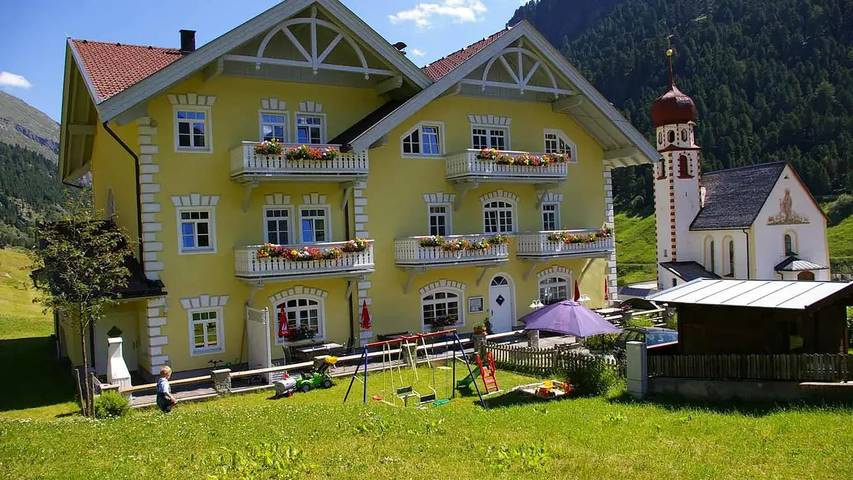 Vakantiewoning voor 2 personen, with zwembad and sauna as well as balkon in Vent
