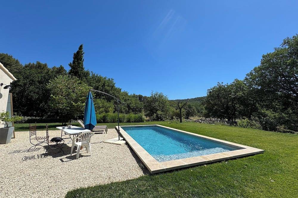 Cottage in the Provencal countryside in Cadenet, Parc naturel régional du Luberon