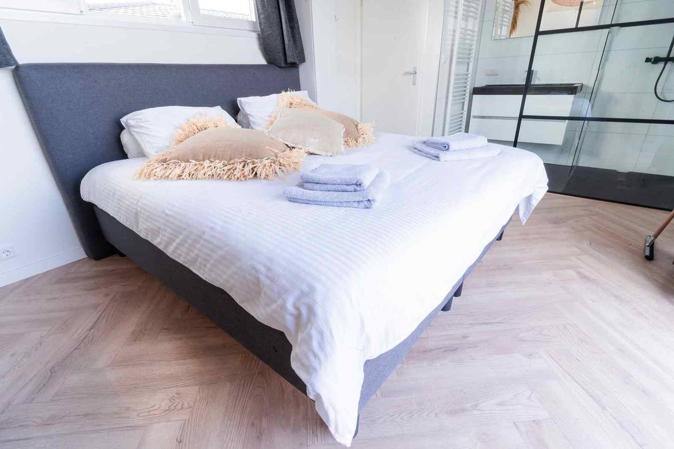 Luxe 2 persoons Tiny House met Hottub en Sauna aan de Vinkeveense Plassen in Vinkeveen, Groene Hart