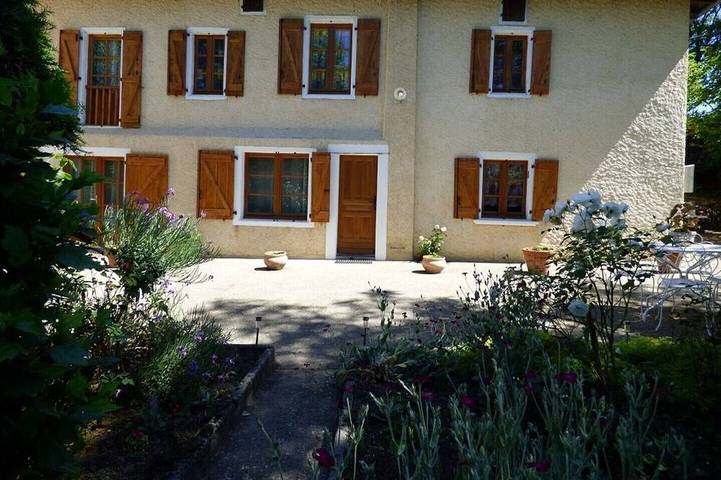 Gîte pour 6 personnes, avec terrasse et jardin