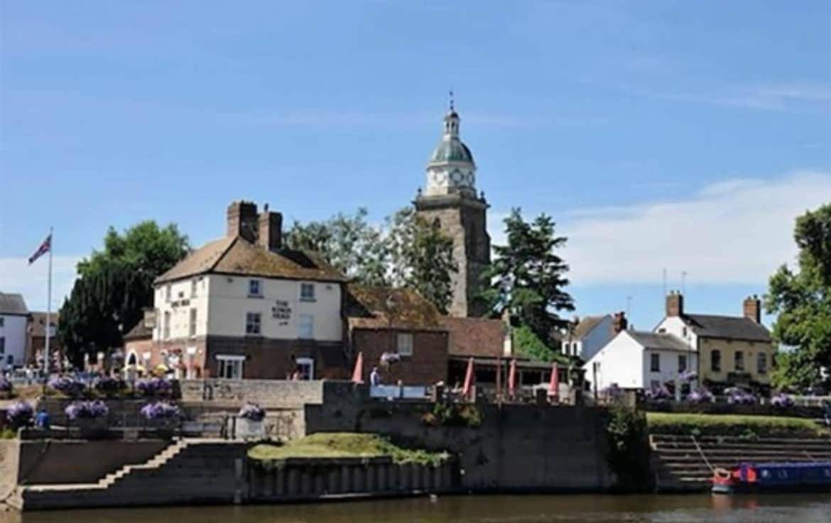 Entire apartment, Central Upton Upon Severn 2 bedroom property sleeps 6 in Upton-upon-Severn, Worcestershire