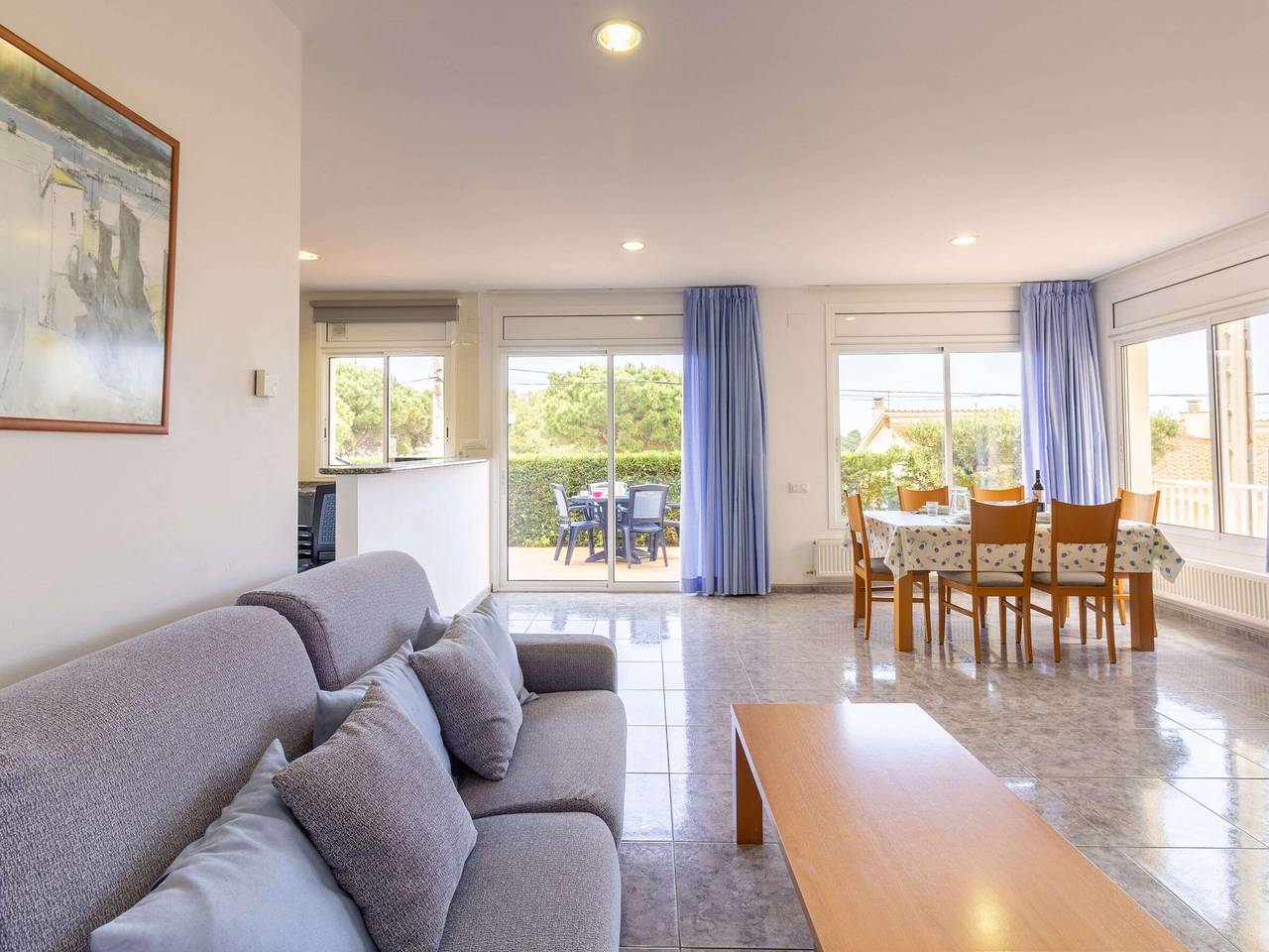 Entire apartment, Bright Ground Floor Apartment with Terrace, Wifi, Garage Near Beach in Llanca, Upper Empordà