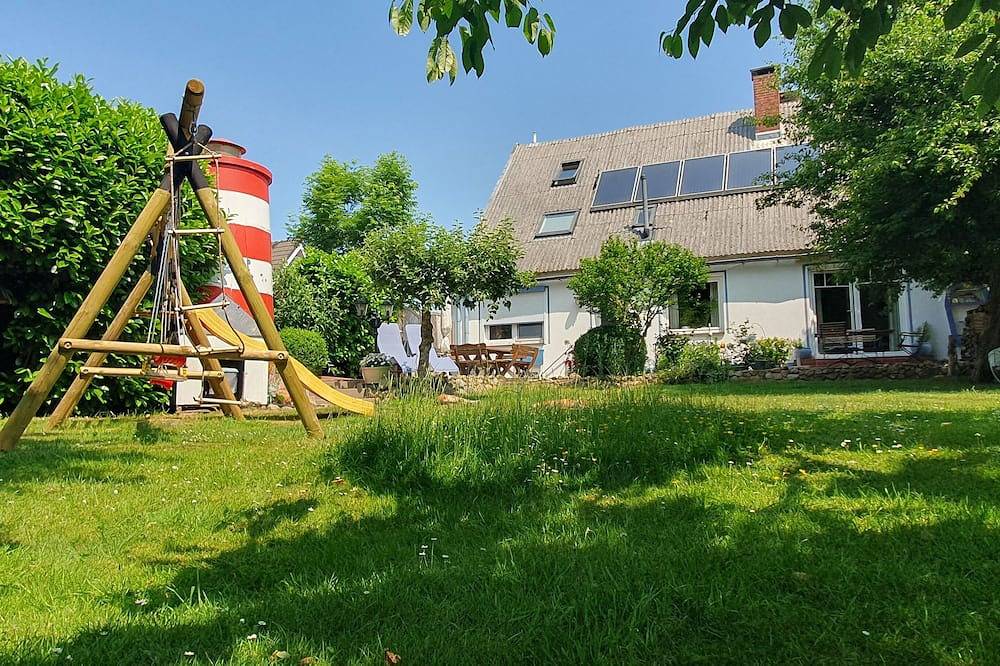 Ferienhaus im Landhausstil am Flußufer der Medem für bis zu 9 Personen. in Neuenkirchen (Land Hadeln), Cuxland