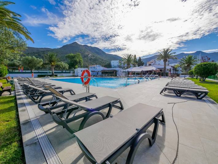 Glamping voor 4 personen, met terras en zwembad aan de Costa Brava