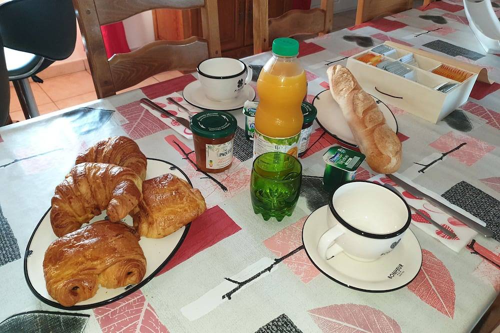 Bed and breakfast in country house in Saint-Yan, Charolles region