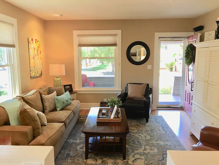 Vacation home for 5 people, with hot tub and yard in Colorado Springs