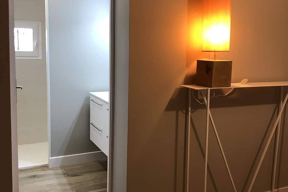 Recharge your batteries; Large house for 8 people, private pool, large grounds. in Pignan, Côte d'Améthyste