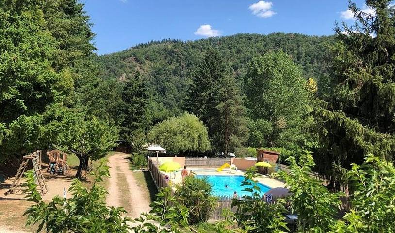 Location de vacances pour 3 personnes, avec terrasse et bassin pour enfant ainsi que vue et piscine à Colombier-le-Vieux - 4