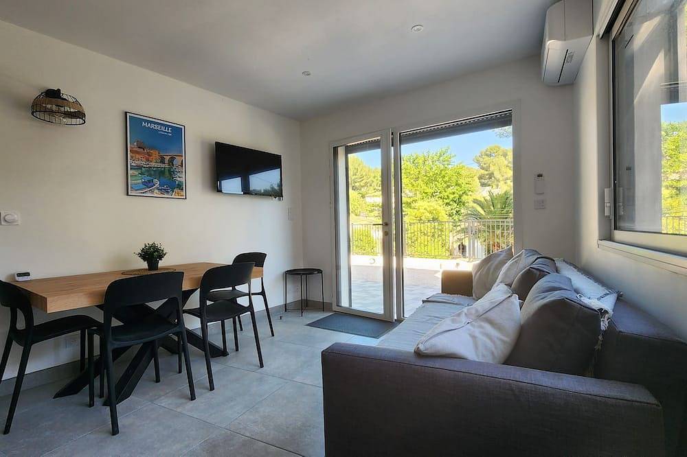 Entire apartment, Villa Faïsso Bas - apartment sleeps 6 & terrace - Sausset les pins-Côte bleue in Sausset-les-Pins, Istres region