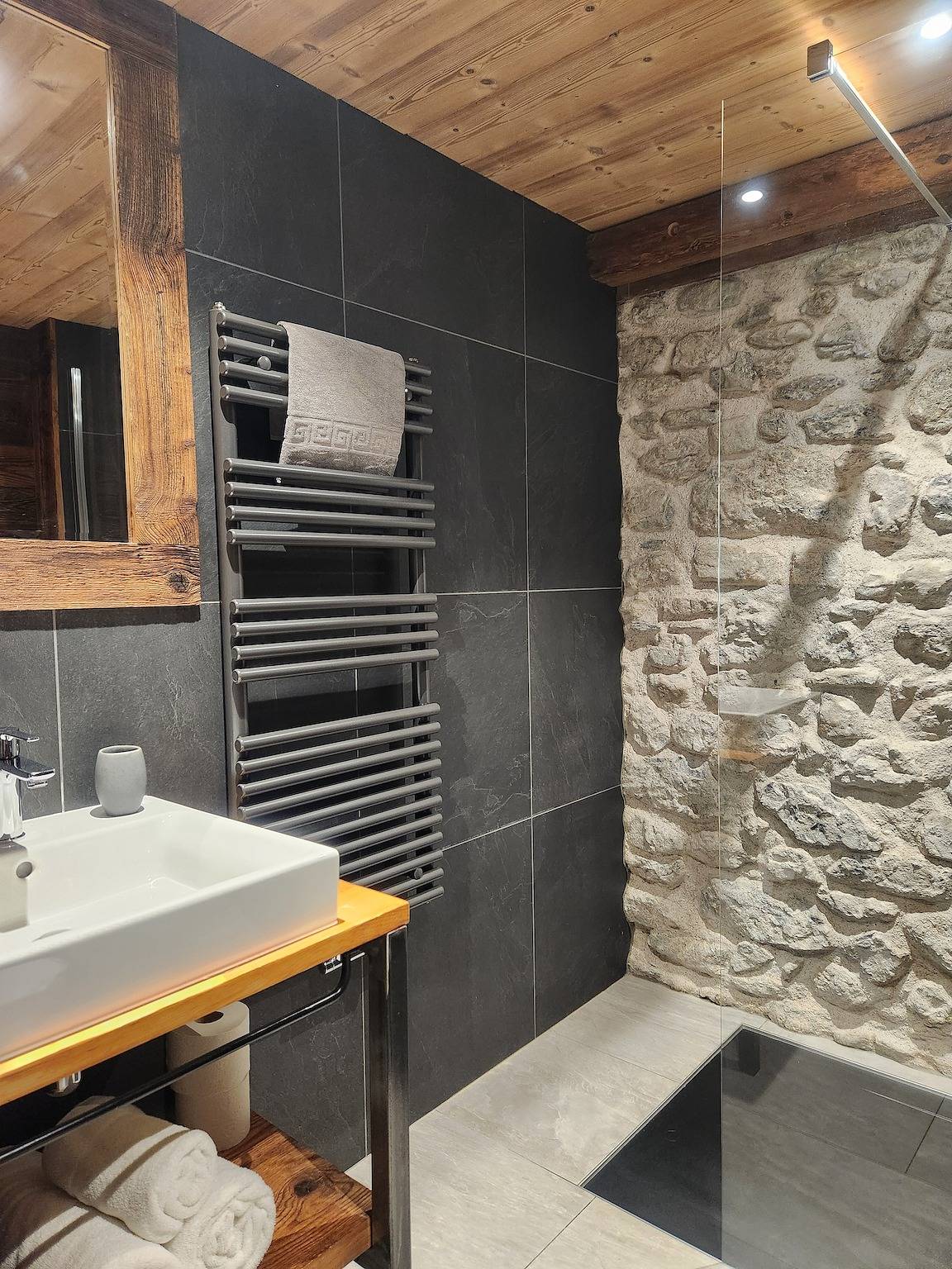 Gästezimmer „Chalet Cannelle Deluxe Feather“ mit Bergblick, privatem Balkon und Wlan in La Chapelle-d'Abondance, Les Portes du Soleil