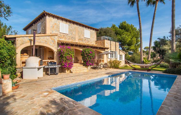 Modern Apartment with Pool & Grill, Near Marratxí in Portol, Marratxí