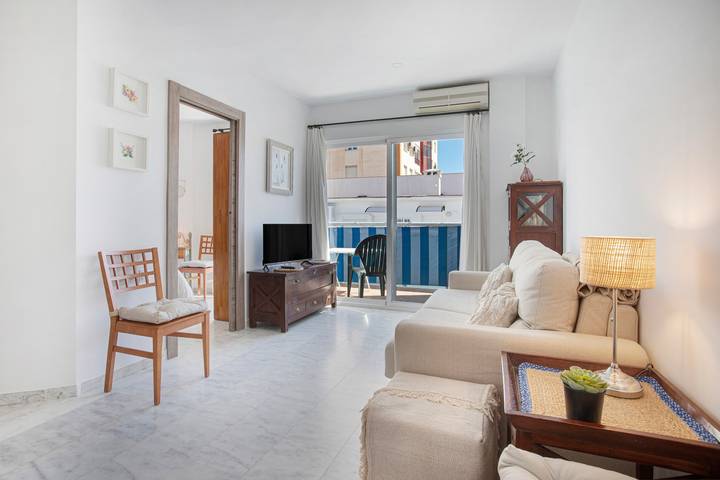 Entire apartment, Apartment 'Plata Ático' with Private Terrace, Balcony and Air Conditioning in Torremolinos Centre, Torremolinos