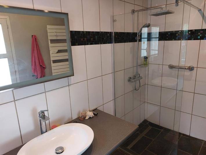 Location de vacances pour 2 personnes, avec piscine et vue ainsi que terrasse et jardin à La Garde-Adhémar - 2