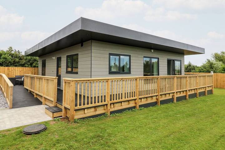 Log cabin for 4 people, with hot tub and garden as well as balcony in Brandesburton