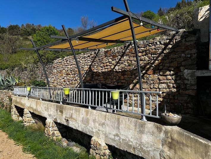 Location de vacances pour 2 personnes, avec vue et jardin à Chalencon - 2