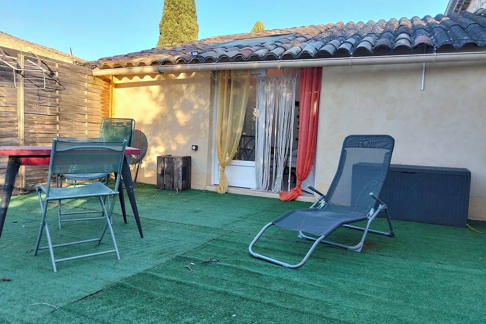 Appartement entier, Studio intime dans les arbres in Saint-Paulet-de-Caisson, Région de Nîmes